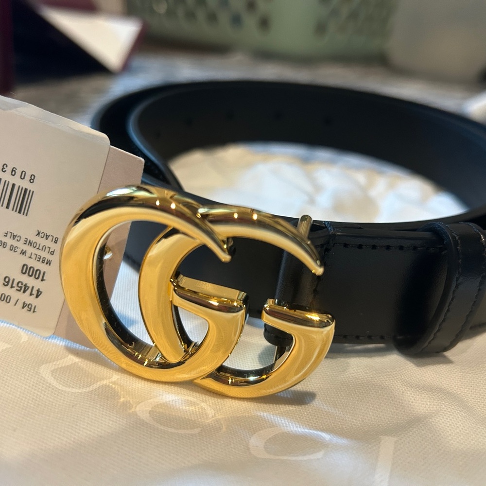 NEW never worn, Authentic Gucci Black Leather Belt with Gold GG Buckle